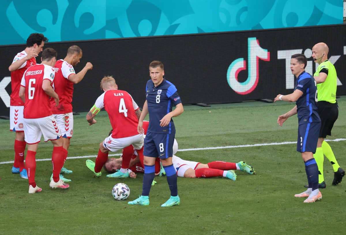 SỐC: Siêu sao bóng đá Đan Mạch Eriksen đột quỵ, ngã gục ngay trong trận đấu với Phần Lan - Ảnh 1